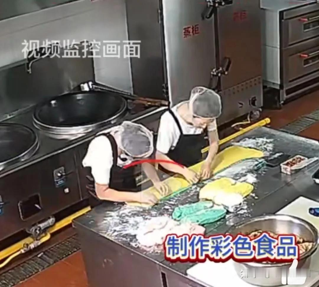 看这后厨卫生水平，还有做饭带头套你就知道这家幼儿园其实挺干净卫生。至少是注重卫生