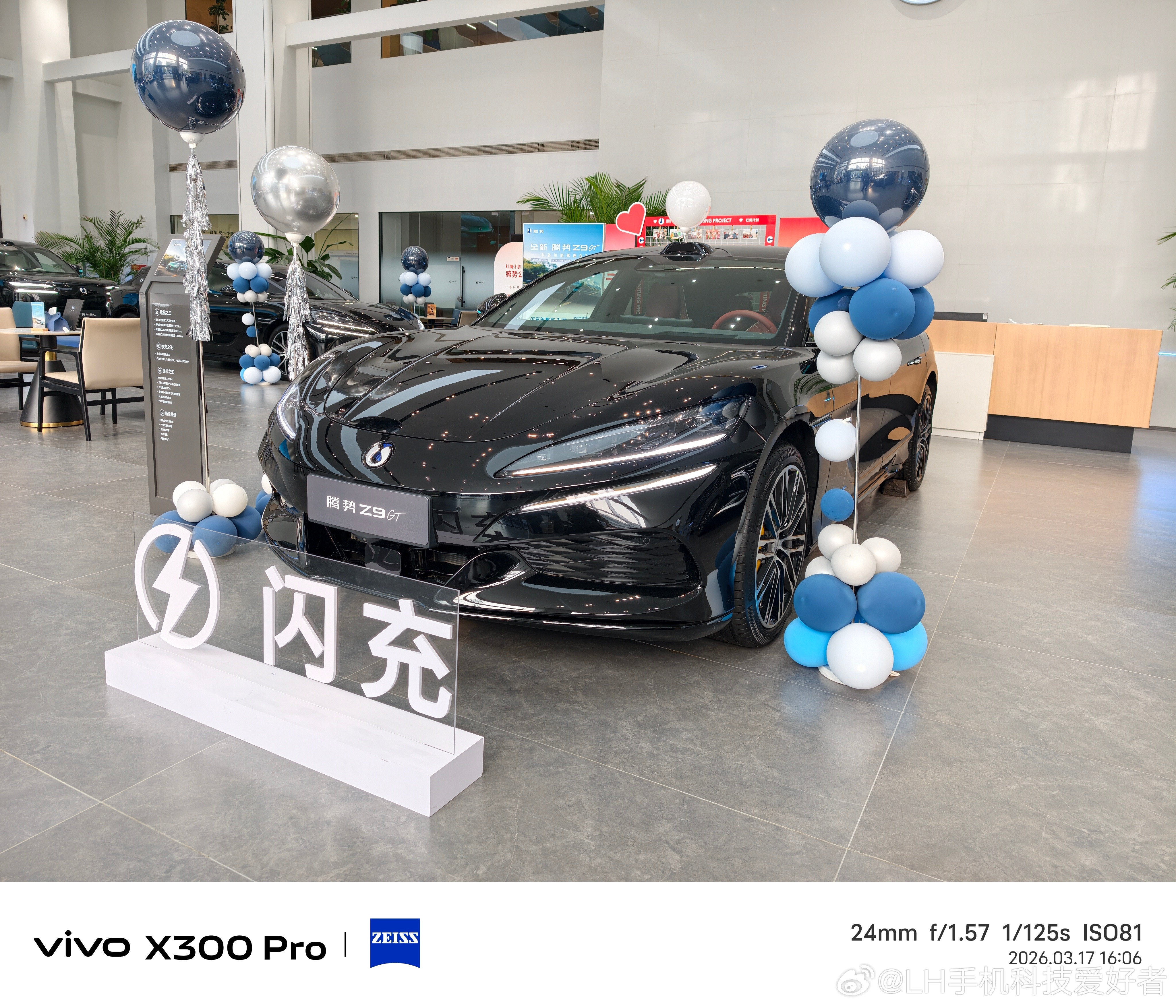 黑色版2026款腾势Z9GT纯电易三方闪充性能型实拍。如今内饰升级，后排座椅可