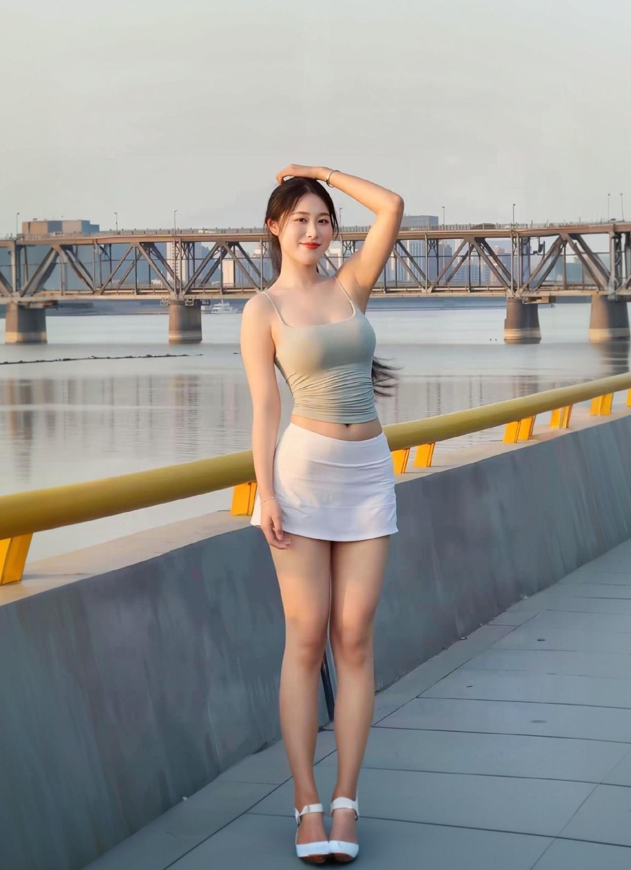 夏日清新穿搭，河畔漫步，轻松自在！🌞👗👠