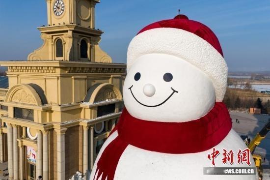 【今年哈尔滨大雪人更圆润了】哈尔滨大雪人用雪量达历史之最16日，头戴红帽、面带