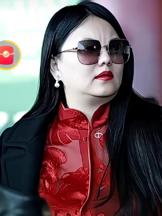 我还挺佩服李湘的，你看人家年轻时瘦过，可面条啦！身材可好啦！瘦的时候自然美！那时