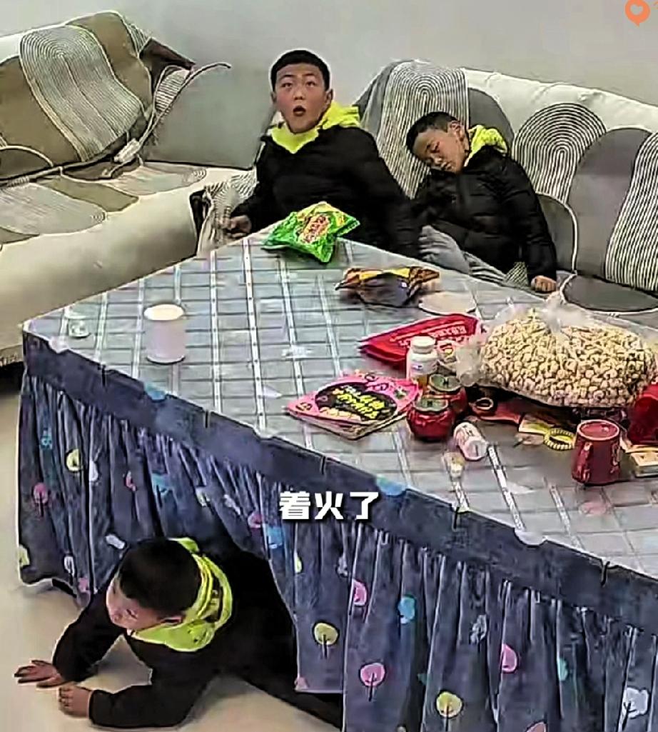 云南这三个小孩哥也太牛了！人民日报都为他们点赞，8岁哥哥带着弟弟们火场自救，