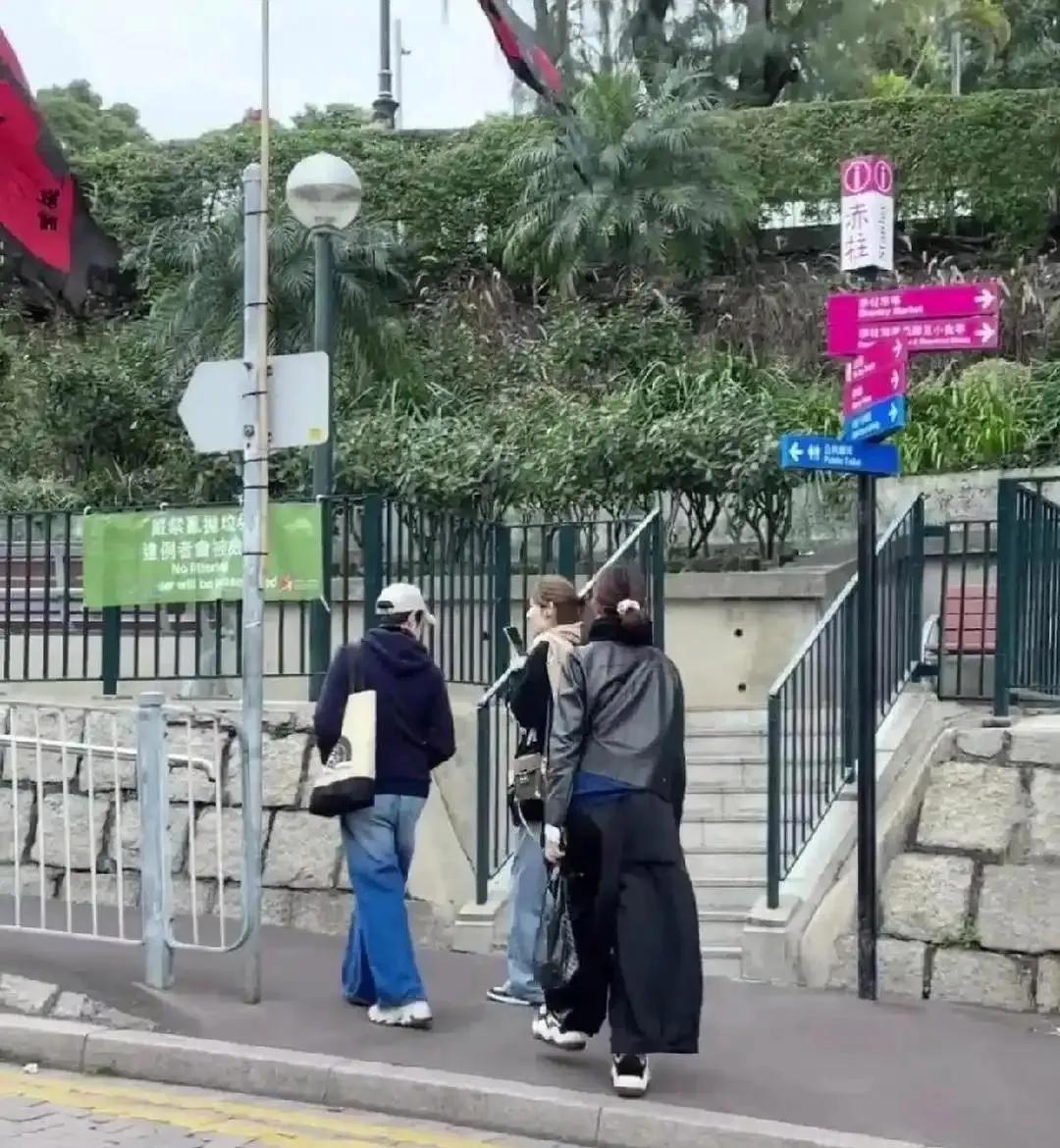 谁懂啊！蔡少芬洪欣陈法蓉三位大美女，相约香港街头散步，穿搭朴素接地气，这友谊也