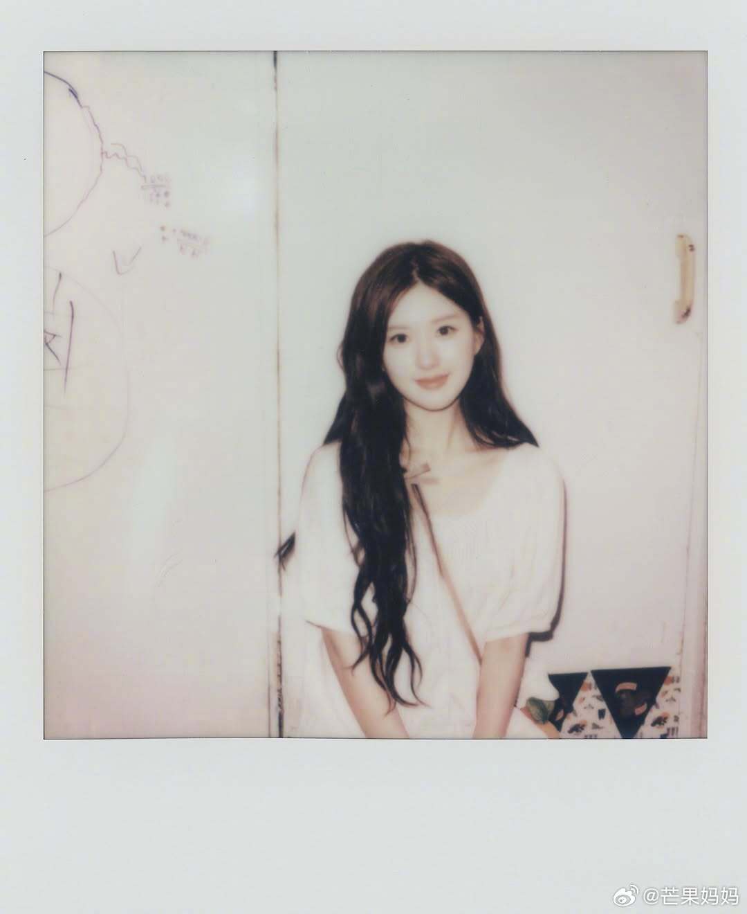 笙笙ins发了2023年录制《童话》时为赵露思拍的拍立得，穿着小白裙太美好了🥹