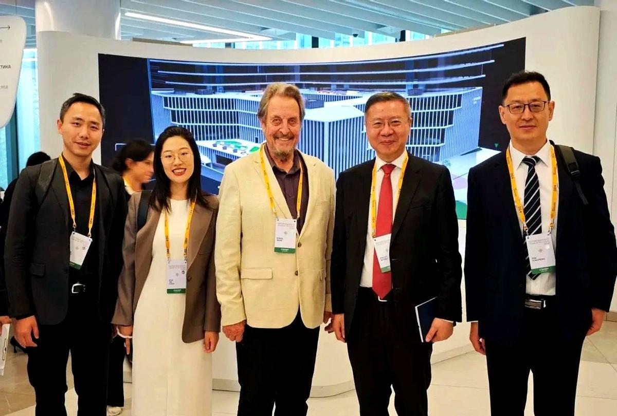 张维为教授这次去莫斯科参加论坛遇见了一人。遇见的是谁呢？遇见的是马斯克的老爸