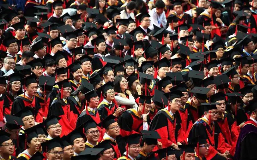 联合早报14日报道：“中国大量拥有名校博士、硕士研究生学位的毕业生选择成为中学教