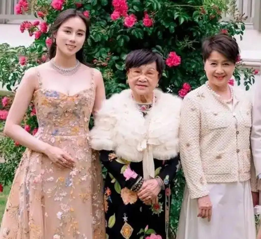 何猷君与奚梦瑶补办的法国婚礼上，梁安琪年过八旬的母亲罕见露面，瞬间引来了不少关注