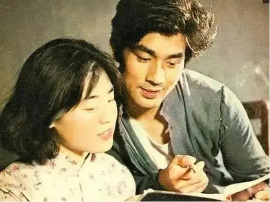 1981年，只有19岁的女演员丛珊指着朱时茂，对导演谢晋哭着说：“不是我不愿意抱