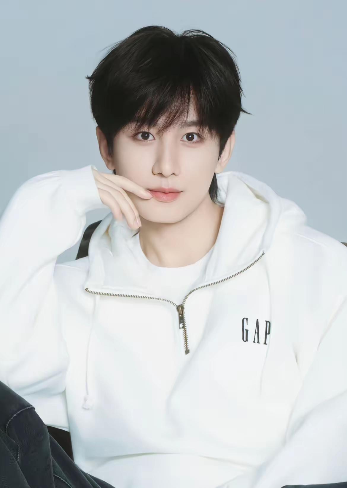 我发现一个奇怪的现象成毅的相貌平平，并且演技也一般，但是只要是他演的电视剧，