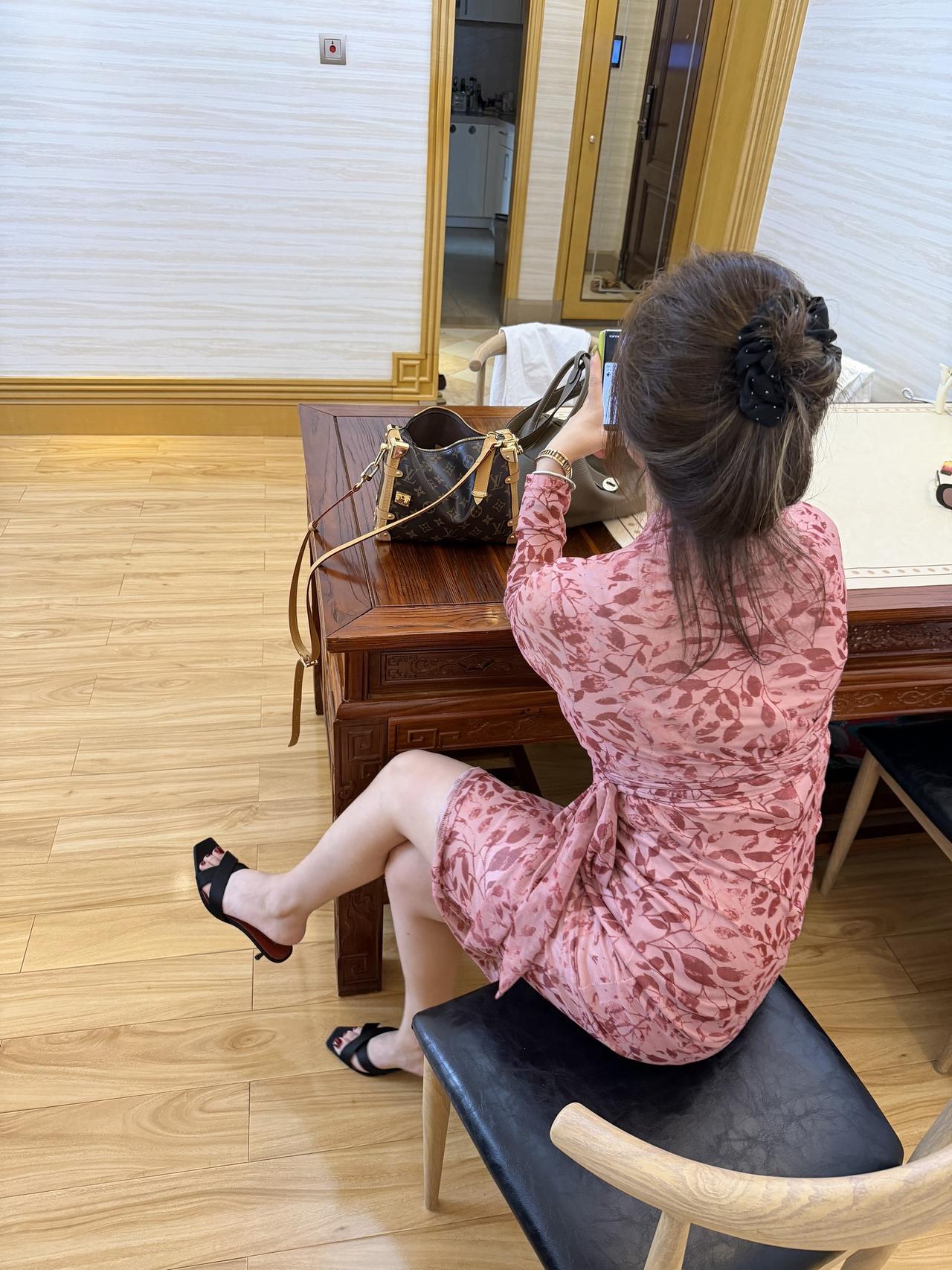 穿搭是取悦自己高跟鞋与碎花裙御姐ootd穿搭拿捏精致感ootd女性穿搭o
