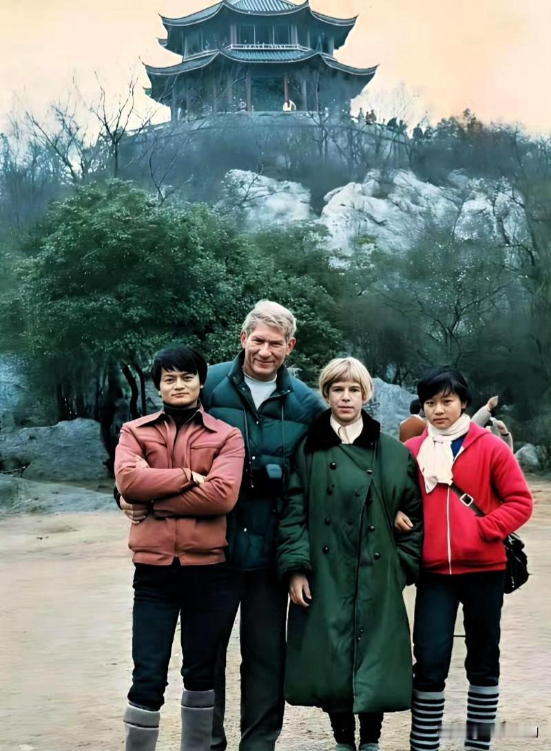 1984年，马云19岁时陪澳洲客人游西湖。看马云衣着，这也不像是普通家庭啊？老