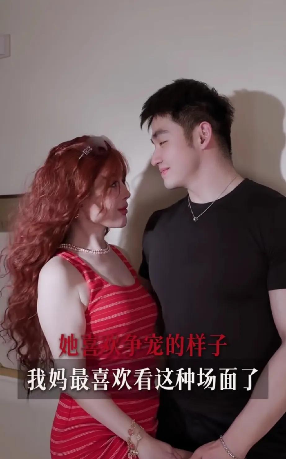 大宝和任任争宠，都是剧本。大宝看到任任开法拉利，大宝说给我也开开；任任看到大