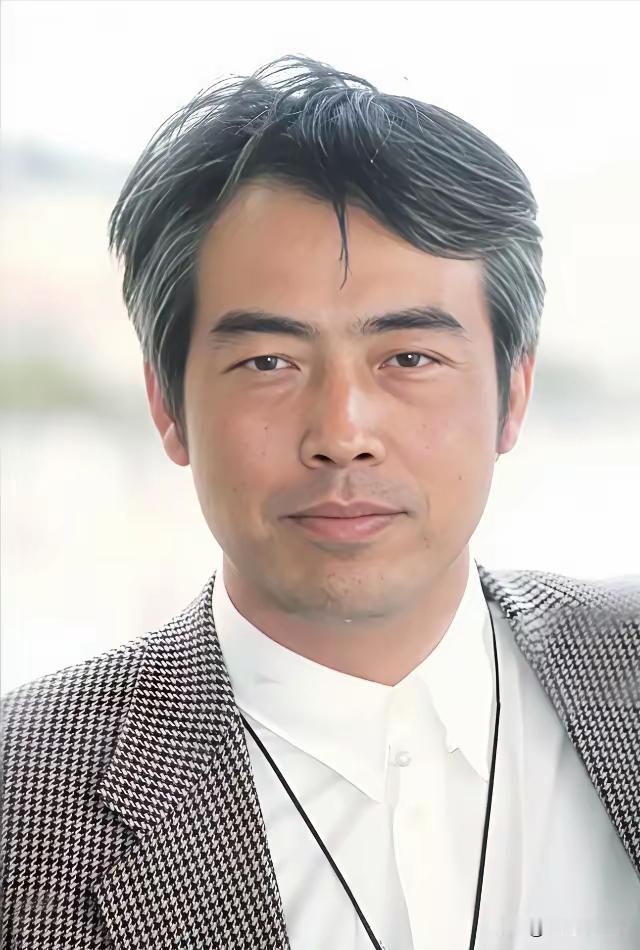 一直以为陈凯歌长的不算帅气呢，没想到年轻时候的陈凯歌还挺好看的，眉清目秀的，陈飞宇的颜值完全遗传自爸