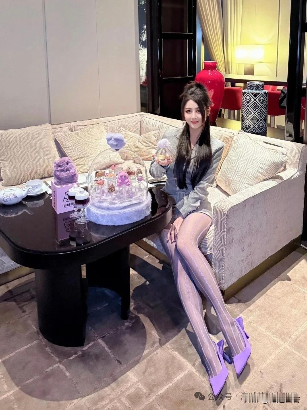 精致甜点与优雅穿搭的完美结合，享受生活的每一刻。