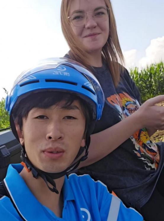 “人怎么能这么聪明！”辽宁沈阳，一外卖小哥在送外卖时，偶然认识了一位美国女孩，只