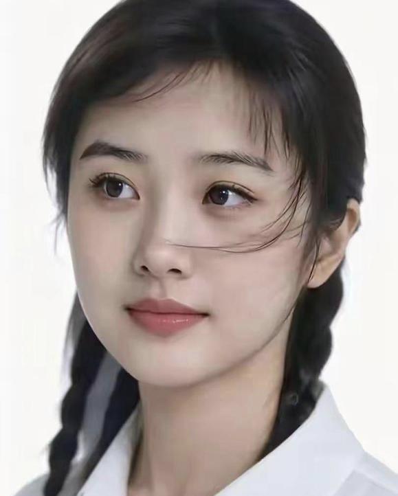 一位长相清秀的女大学生去上海面试。面试官问她：“100个口是什么字？”女生马上回