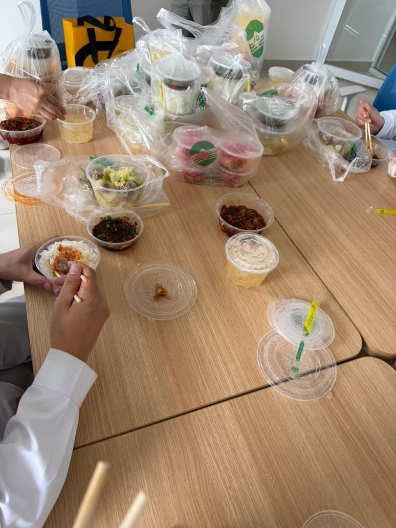 聚众吃盒饭