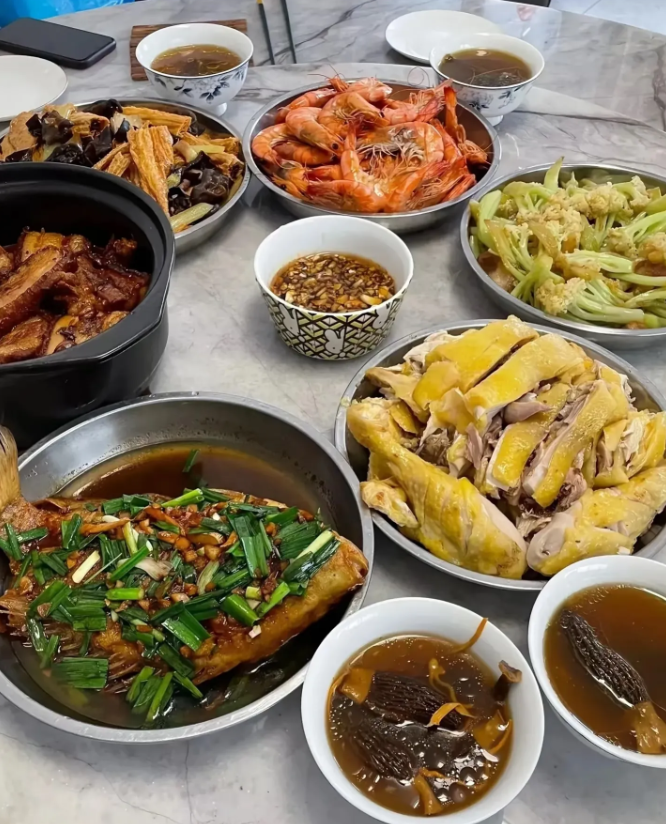心血来潮去公婆家蹭饭，没打招呼。结果到了发现小姑子一家也在，一桌子的好菜，然后心