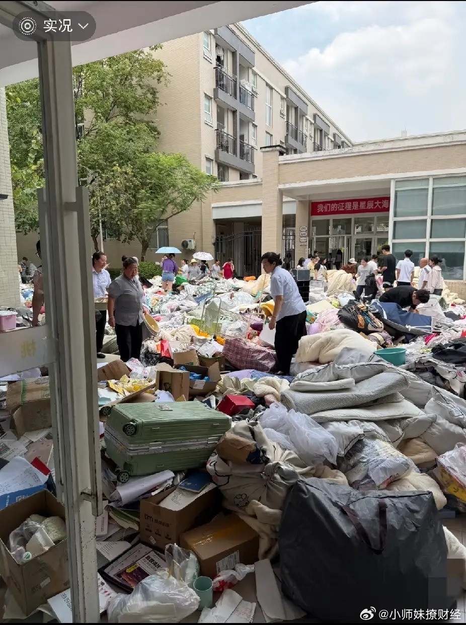 看到这一幕，真不知该怎么说！难道就不能留下来送给学弟学妹吗？