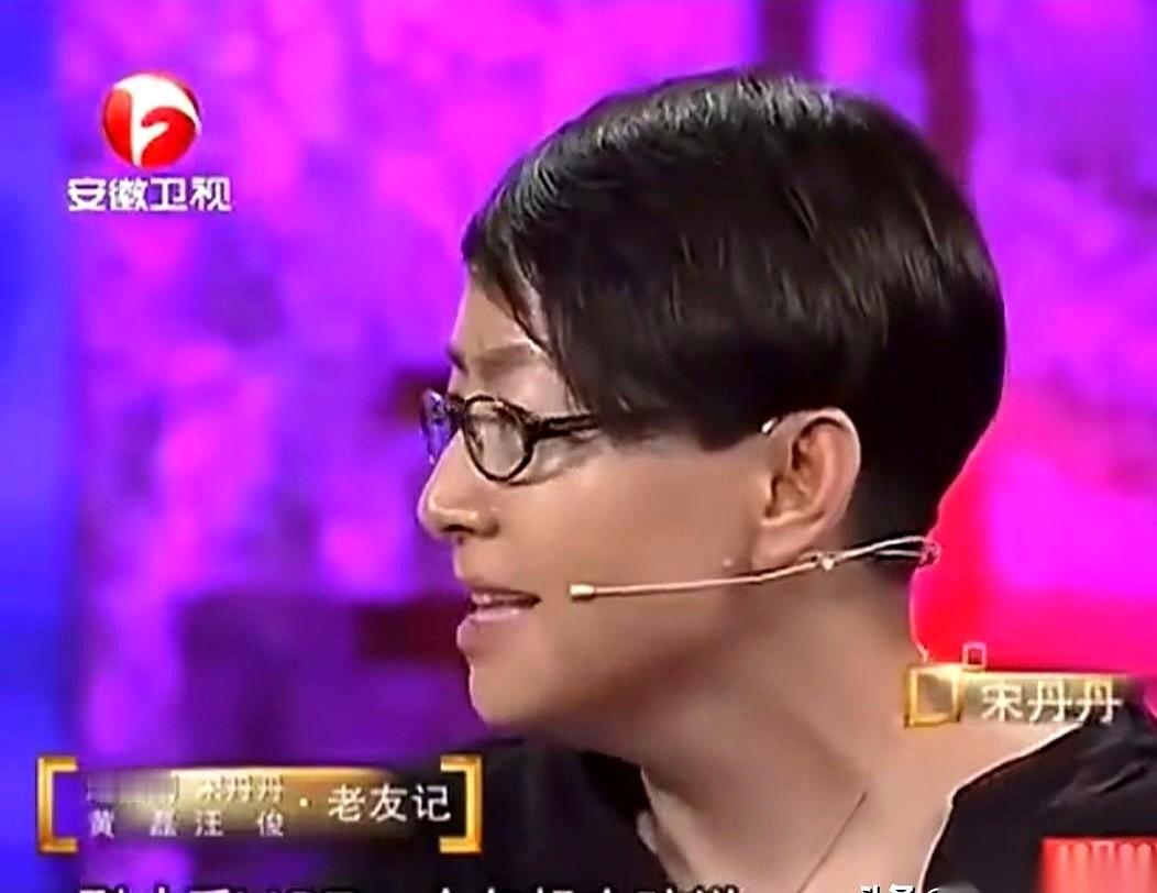 圈里的大导演，手握生杀大权，想捧红谁就捧红谁。你以为人家靠的是啥？剧本？人脉？