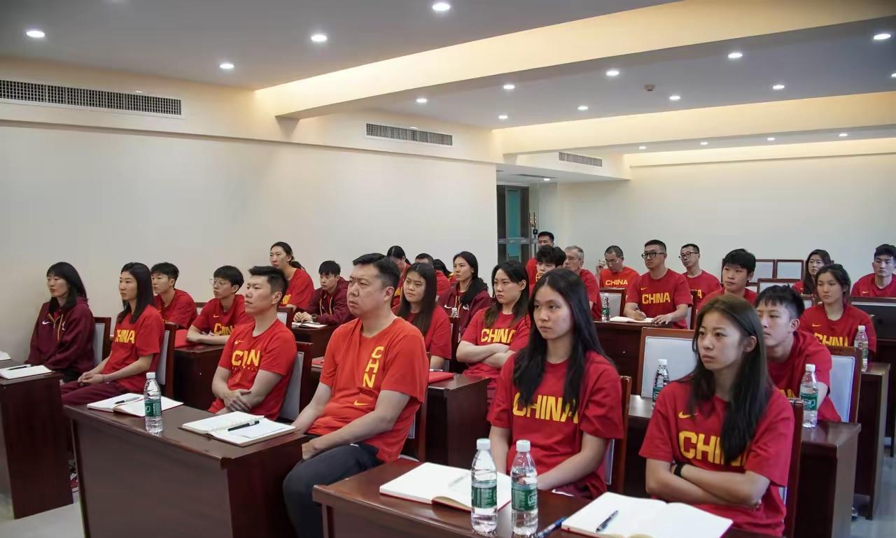 王治郅去中国女篮做了指导，王治郅可是一身的功夫啊！这下女篮姑娘有的学了，但王治郅