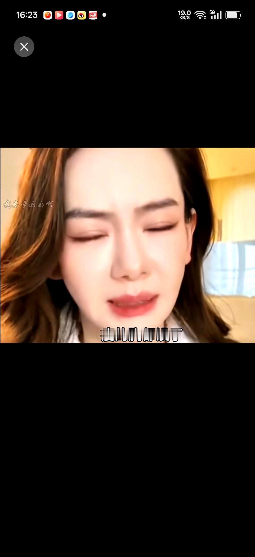 直播里刚被问“减肥没胸了”，李承铉秒接话：“我老婆怎么样都好看。”戚薇当场愣