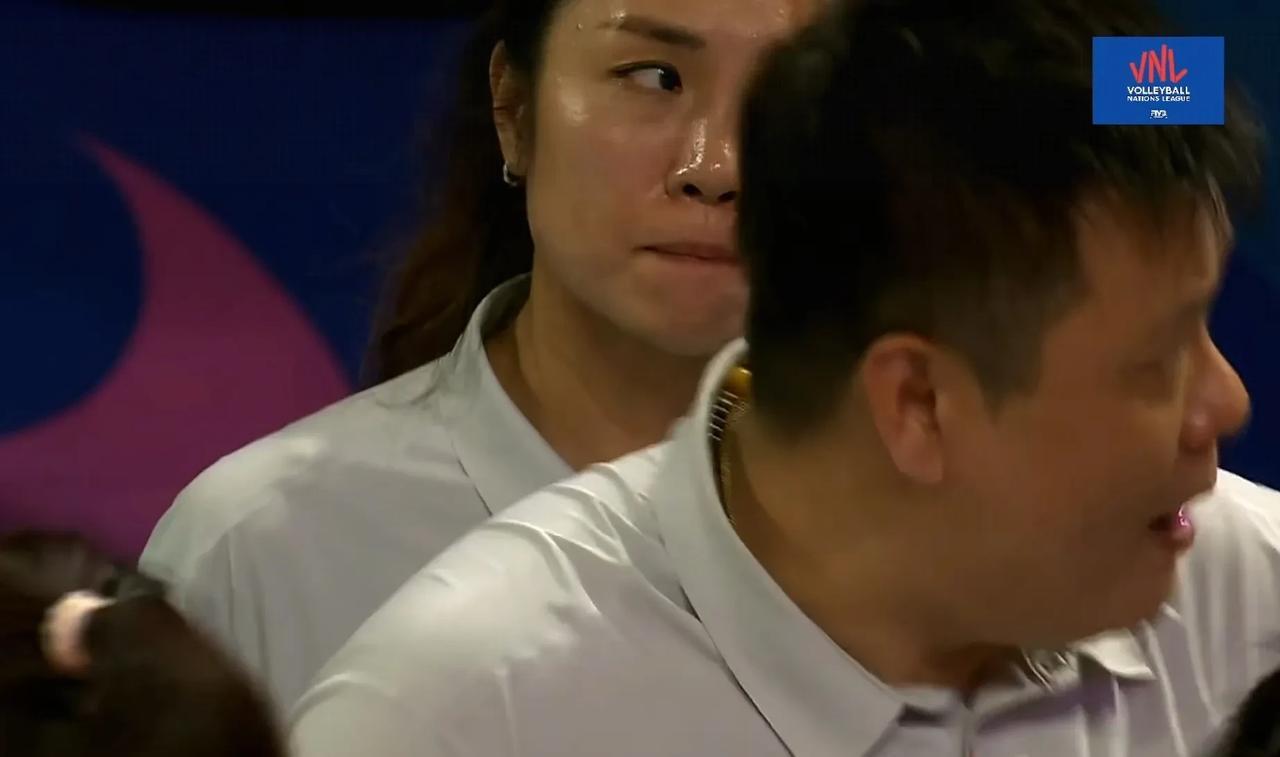 大运会中国女排1-3不敌巴西无缘四强，主教练王之腾表现无能，助理教练陈展泪洒赛场