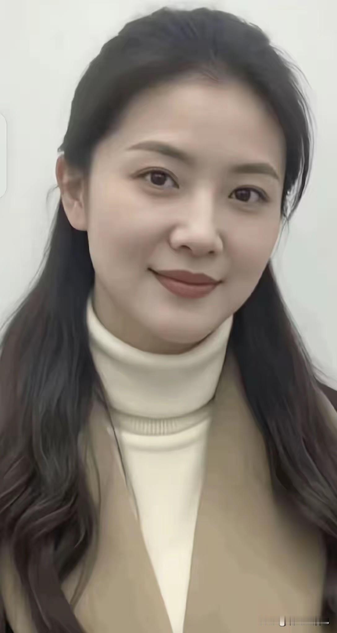 她是标准的大美人，而且看面相也是善良温柔的好女人。