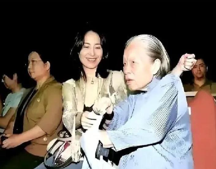 何超琼的保姆晶姐，干了48年，递了辞职信。何超琼不啰嗦，把半山一套传闻1.2亿豪