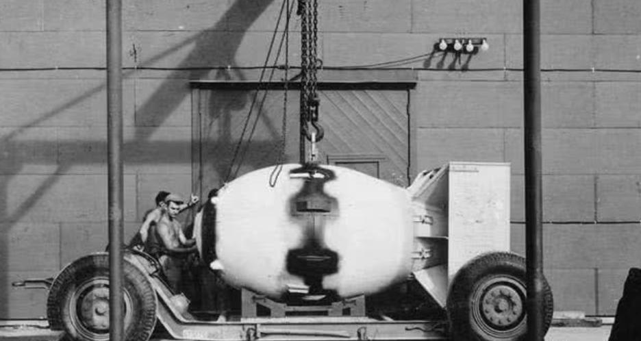 得知美国向日本扔了原子弹，毛主席非但不高兴，反而气得拍桌子！当年美国在日本扔下了