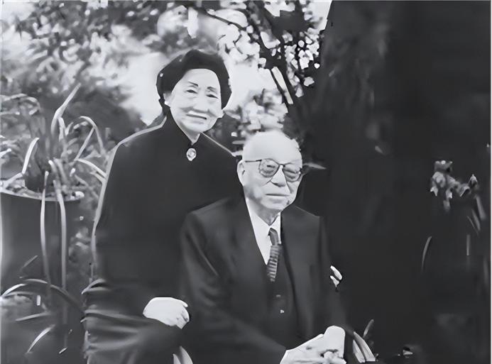 1990年，于凤至在美国病逝。临终前，她含泪对女儿说：替我去看看汉卿（张学良