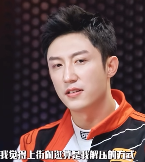 一个人正牵着6、7只狗狗逛街，黄景瑜看到后，从后面大步流星地追上来，只为了撸几下