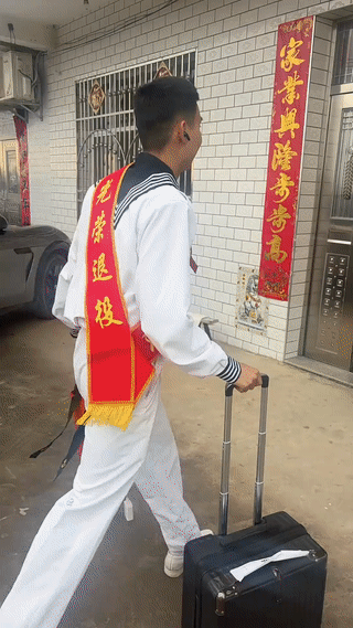 家里三个儿子全部参军入伍？一个当了海军、一个当了空军、另一个还当了武警战士。