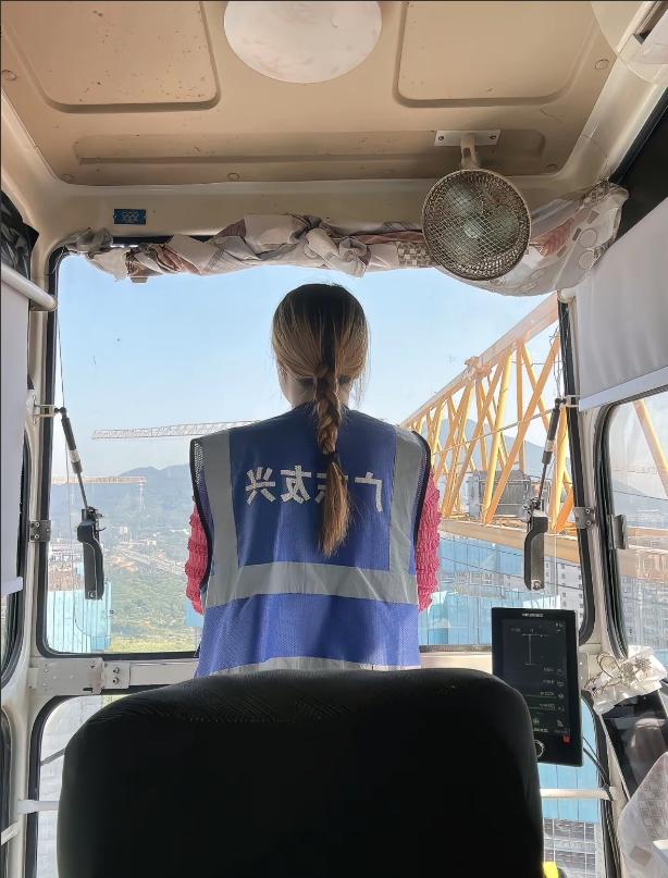 工地清退了一个塔吊女司机，四个月工资二万五一分没结。她没哭没闹，把安全帽扔进垃圾