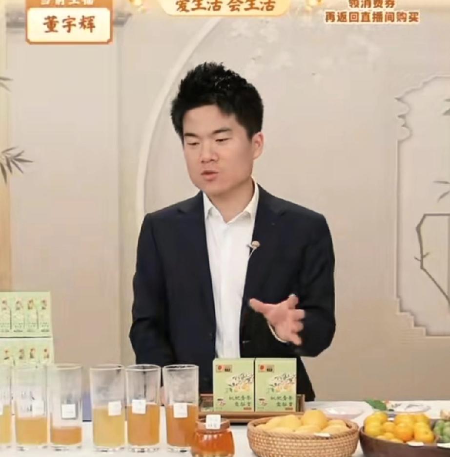 某个经济学博士盯着董宇辉骂了整整三个月，条条框框分析人家文化水平不行，结果这回旋