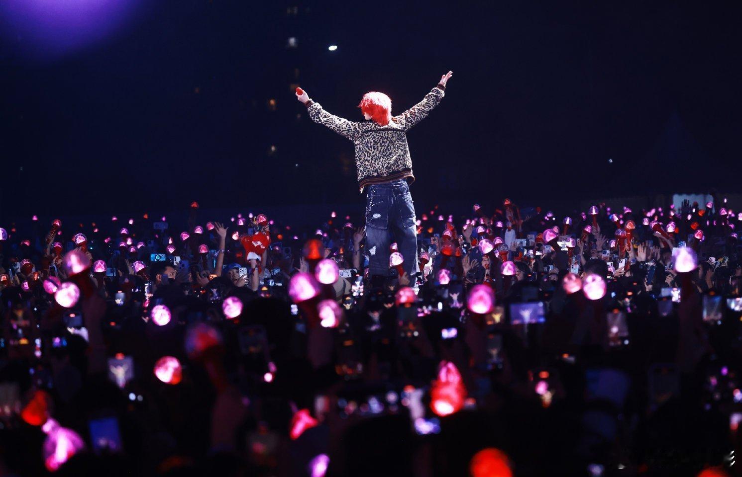 华晨宇鞋带开了皮带松了耳返包掉了刚沉浸在音乐里，下一秒就开始现场“手忙脚乱”大