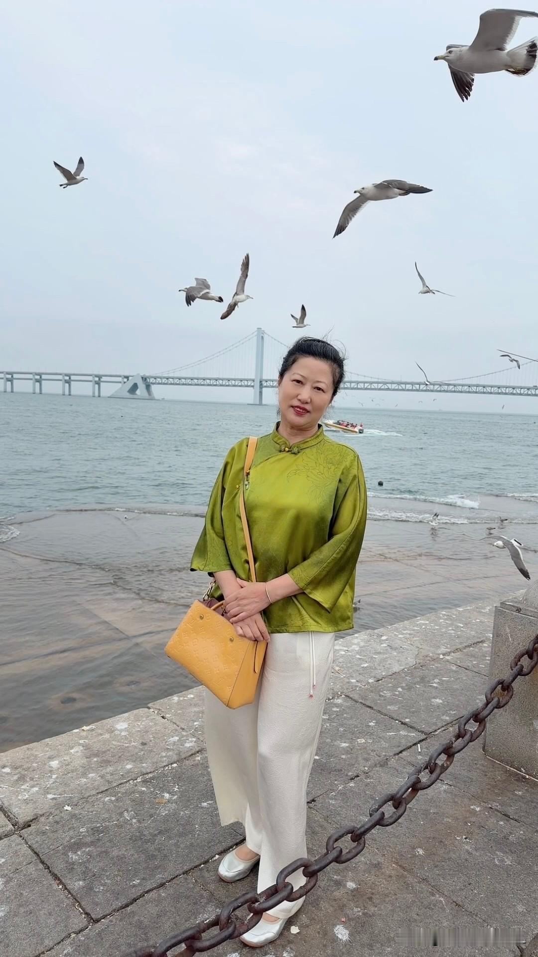 女儿劝61岁的妈妈再找个老伴。妈妈一个人在夜里坐了一会儿，想了半天，最后对自己说