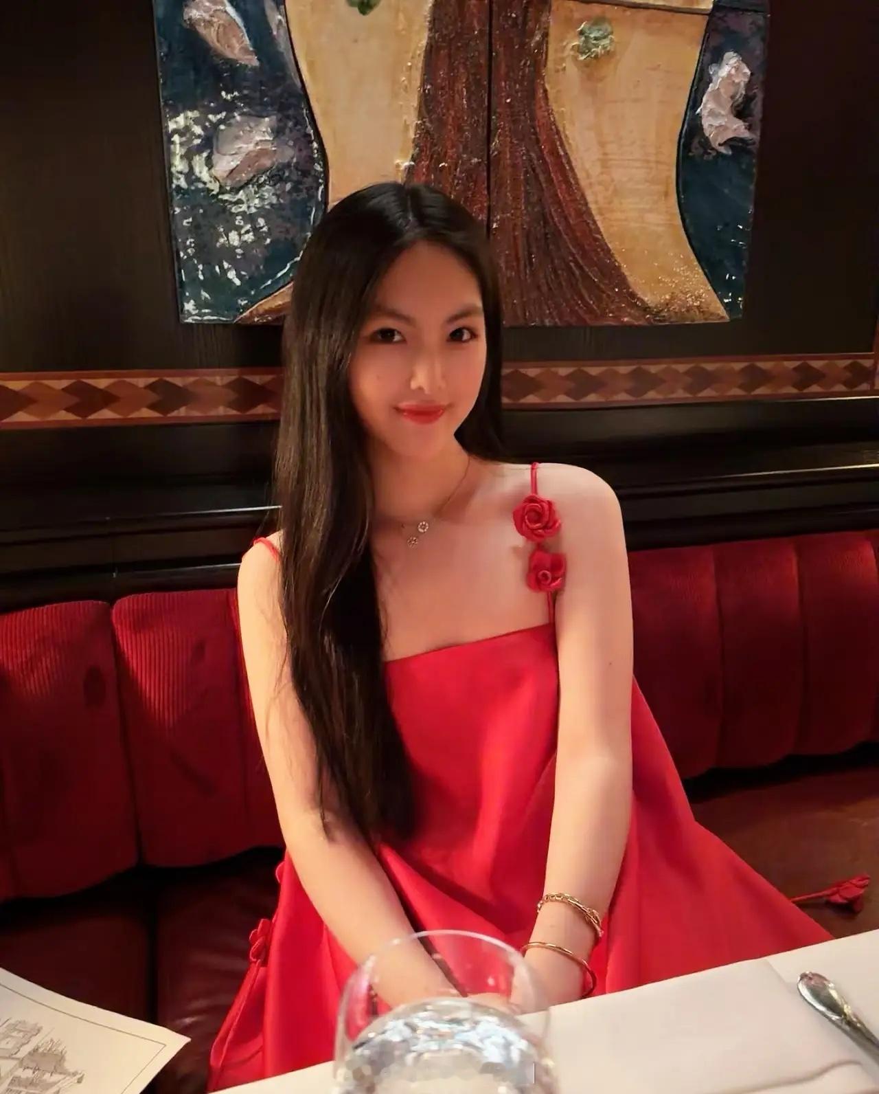 王诗龄在英国过春节，她特意换上红色吊带裙出镜，恬静又喜庆，脸型越来越瘦了，尖下巴