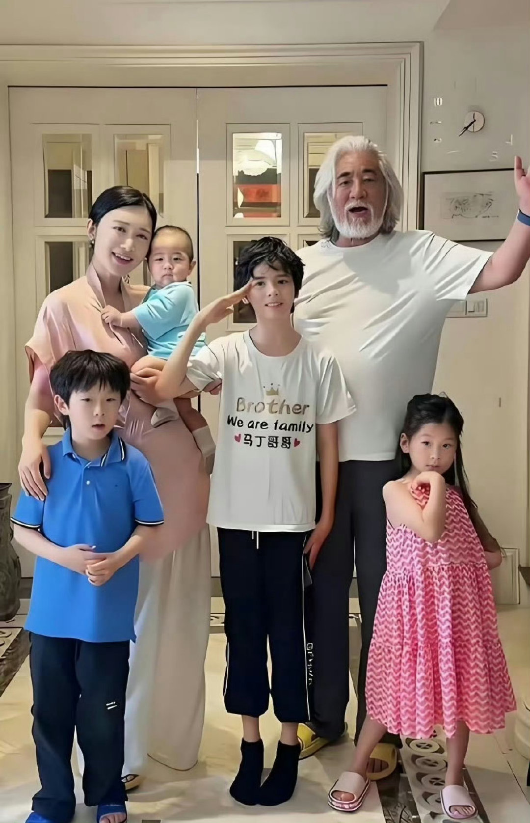 #张纪中妻子备孕5胎#不代孕，有钱，有闲，有精力，喜欢孩子，这样的人多生孩子对他们来说是一种福报。挺