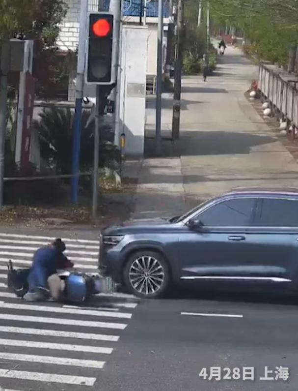 谁给的底气？上海，路口监控拍得清清楚楚，一大爷骑着电动车，红灯亮着他硬闯，轿车正