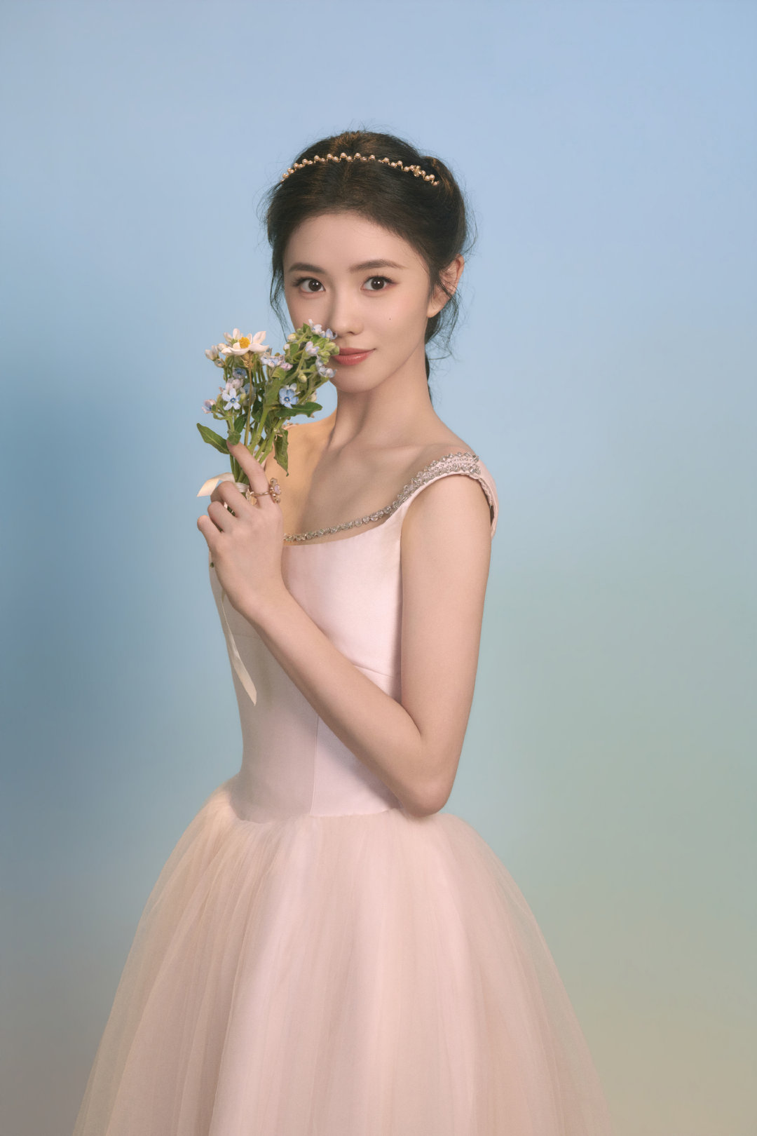 #刘浩存#🩵繁花入怀，温柔自成篇章。​