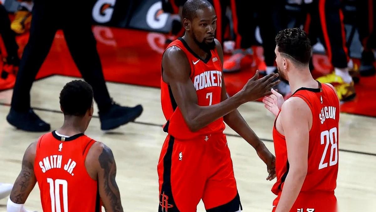 我跟你讲，这事儿就离谱。翻开联盟球员进攻效率榜，第一名，火箭的。第四名，火箭