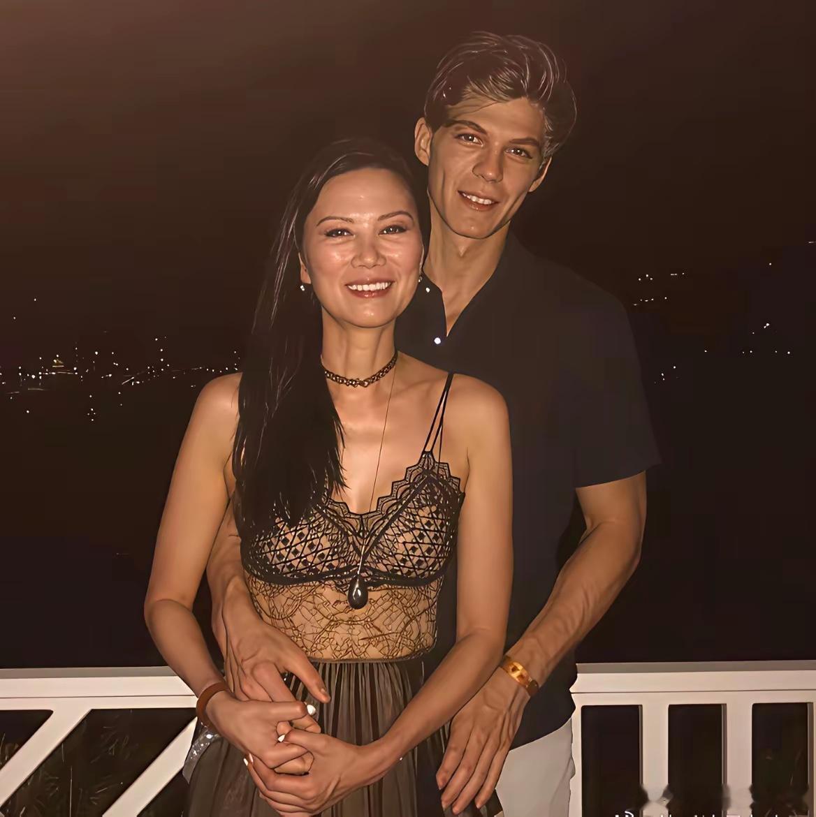 邓文迪和比她小25岁的男友匈牙利男模2017年的合影。