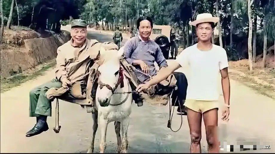 1959年，蒋经国坐农民的“鸳鸯马”时，留下的一张留影。