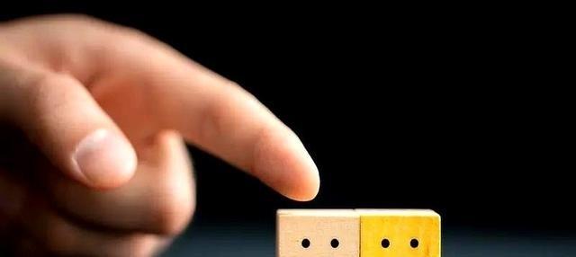 浙江某老板回村开厂，修路通水还雇本村人，每年给老人发千元红包。结果第三年老人嫌少