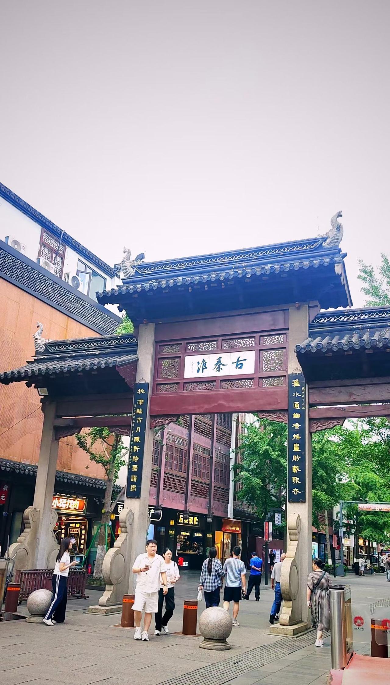 中学课本里有篇北朝民歌《木兰辞》，诗歌全篇介绍了木兰代父从军，女扮男装，在战场上