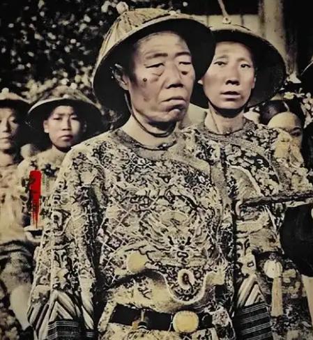 慈禧临终前死死盯着床前的李莲英，脑子里盘算着让他殉葬。伺候了老佛爷三十八年的李莲