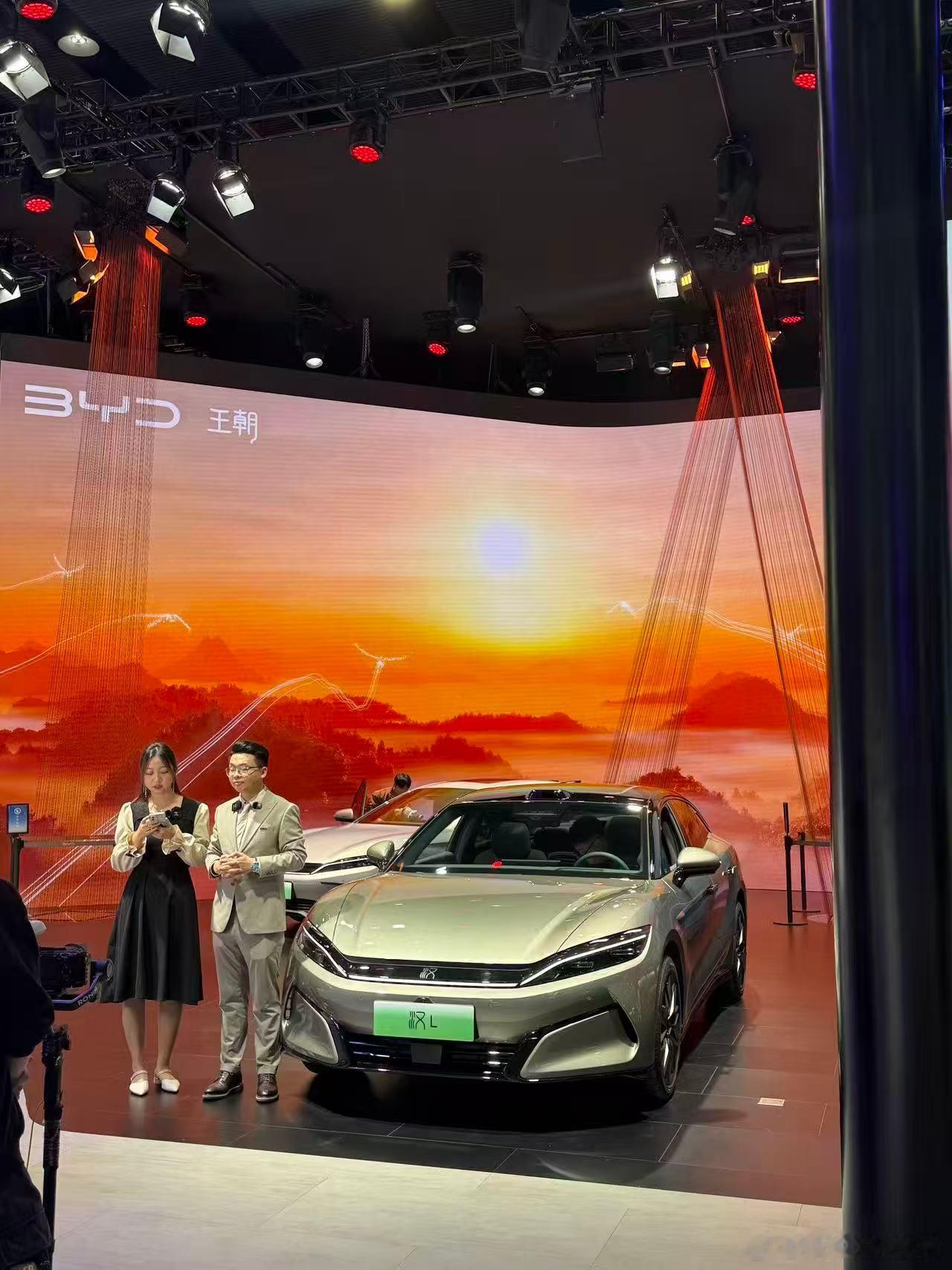 比亚迪今天这波真的算是顶流了。刚展台完全是被人流推着走，里三层外三层全是举着手机