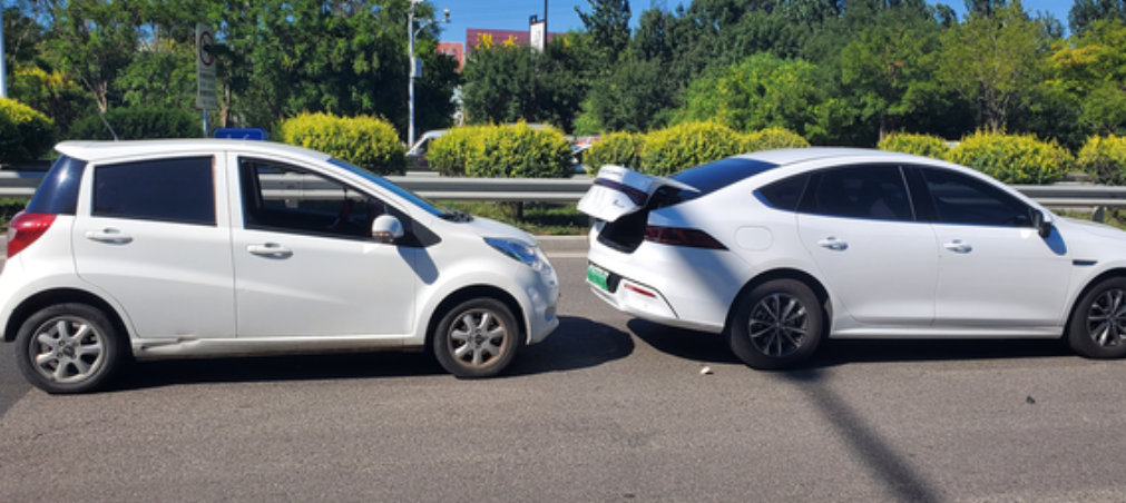 给大家做了个碰撞测试,新车一血红绿灯刚起步不到50米，被车给追尾了，以为只是小