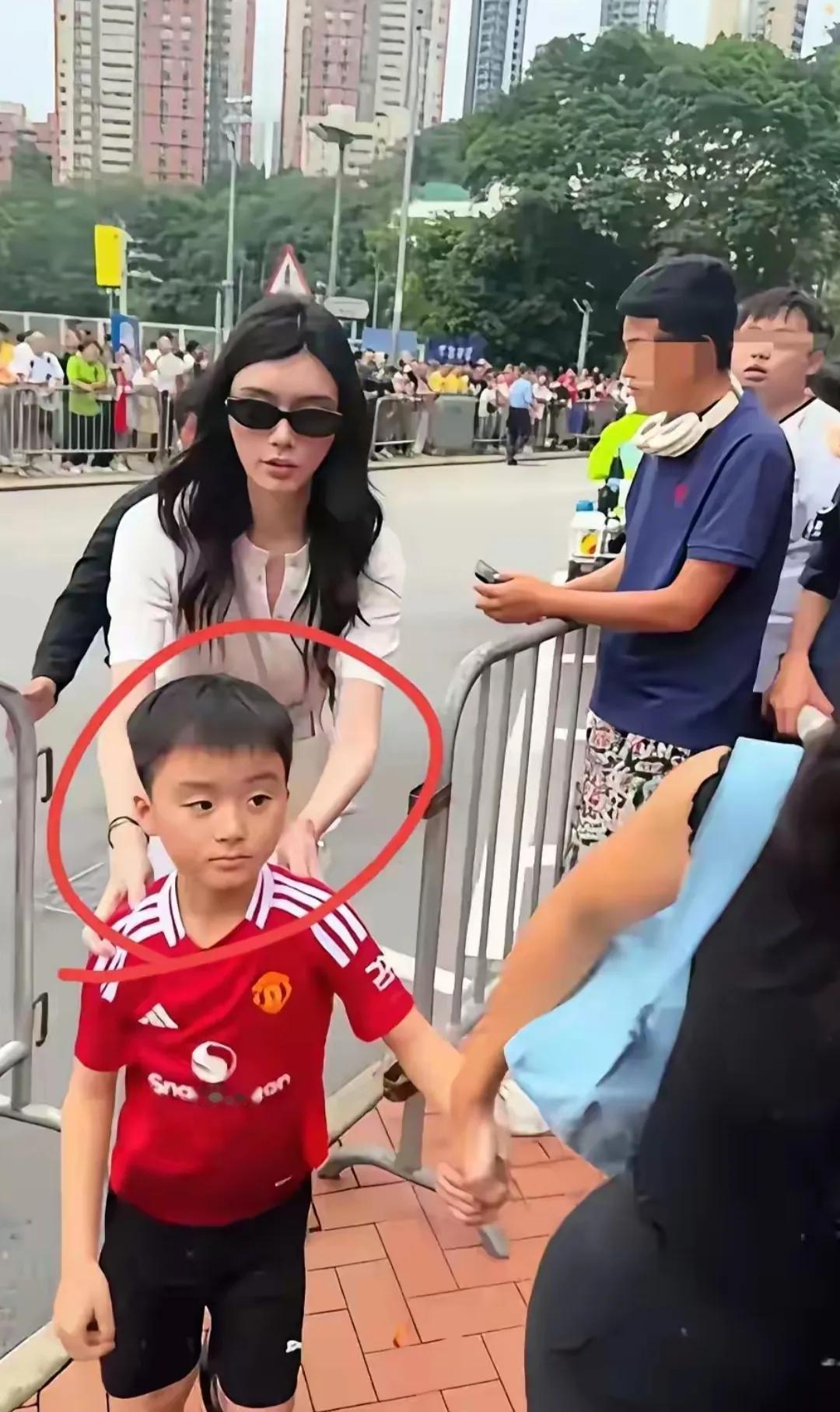 眼睛像妈妈脸型像爸爸赌王孙子长大了家里很多都是大眼睛双眼皮如今妈